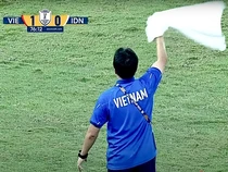 Staf Pelatih Vietnam U-23 Lambaikan Handuk Putih, Artinya Apa?