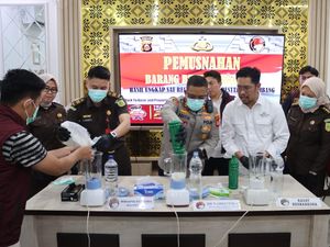 Kurir Jaringan Malaysia Diringkus di Palembang, Polisi Sita 1 Kg Sabu Kurir Jaringan Malaysia Diringkus di Palembang, Polisi Sita 1 Kg Sabu