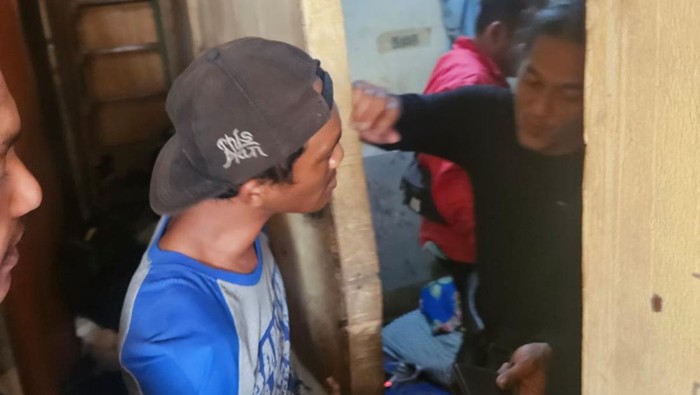 Polisi menangkap preman Tanah Abang, Jakarta Pusat yang booming memalak sopir truk. Polisi menangkap preman Tanah Abang, Jakarta Pusat yang booming memalak sopir truk, Rabu (30/7/2025).