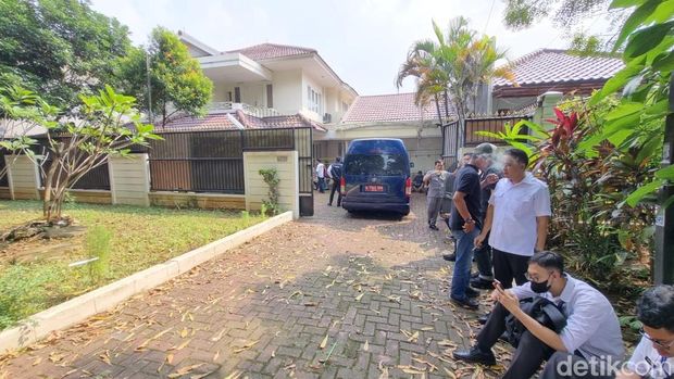 Polisi menangkap 11 WN China sindikat pelaku penipuan online atau online scam bermarkas di rumah mewah di Jakarta Selatan. (Devi/detikcom)