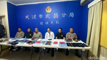 Polisi Tangkap 11 WN China Sewa Rumah Mewah di Jaksel Jadi Markas Online Scam