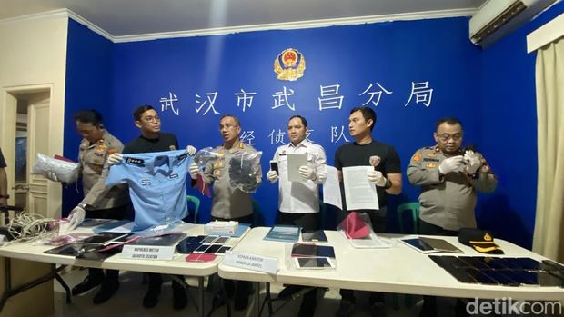 Polisi menangkap 11 WN China sindikat pelaku penipuan online atau online scam bermarkas di rumah mewah di Jakarta Selatan. (Devi/detikcom)