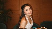 Potret Lula Lahfah Saat Ngemil di Jepang dan Singapura