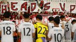 Potret Pemain Timnas Indonesia U-23 Hampiri Suporter Usai Laga