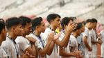 Potret Pemain Timnas Indonesia U-23 Hampiri Suporter Usai Laga