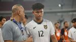 Potret Pemain Timnas Indonesia U-23 Hampiri Suporter Usai Laga