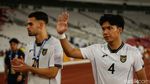 Potret Pemain Timnas Indonesia U-23 Hampiri Suporter Usai Laga