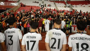 Potret Pemain Timnas Indonesia U-23 Hampiri Suporter Usai Laga