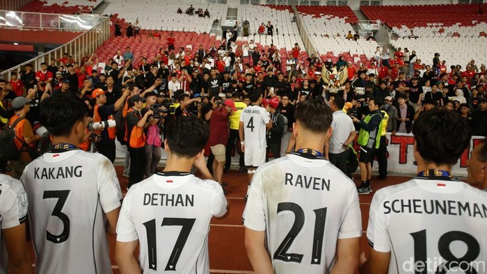 Para pemain Timnas Indonesia U-23 menghampiri suporter usai mendapatkan medali juara kedua di SUGBK, Jakarta, Selasa (29/7/2025).
