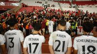 Potret Pemain Timnas Indonesia U-23 Hampiri Suporter Usai Laga