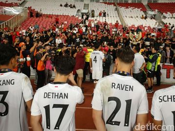 Potret Pemain Timnas Indonesia U-23 Hampiri Suporter Usai Laga