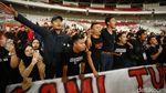 Potret Pemain Timnas Indonesia U-23 Hampiri Suporter Usai Laga