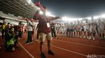 Potret Pemain Timnas Indonesia U-23 Hampiri Suporter Usai Laga