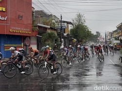Pembalap Tour de Banyuwangi Ijen Adu Cepat di Tengah Hujan Deras
