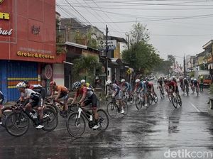 Pembalap Tour de Banyuwangi Ijen Adu Cepat di Tengah Hujan Deras Pembalap Tour de Banyuwangi Ijen Adu Cepat di Tengah Hujan Deras