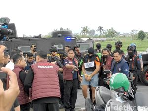 Rekonstruksi Penembakan WN Australia, Pelaku Beli Palu untuk Dobrak Vila Rekonstruksi Penembakan WN Australia, Pelaku Beli Palu untuk Dobrak Vila