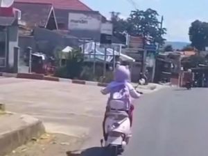 Sang Ibu Akui Lalai Suruh Anaknya Sendirian Naik Motor Listrik ke Sekolah Sang Ibu Akui Lalai Suruh Anaknya Sendirian Naik Motor Listrik ke Sekolah