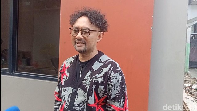 Berita Seputar Selebriti Insertlive Terkini : Alasan Ronal Surapradja Keluar dari The Prediksi