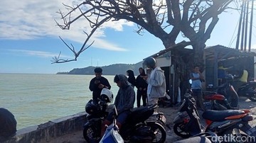 Ada Peringatan Tsunami, Sejumlah Warga Malah Santai di Pesisir Pantai Gorontalo