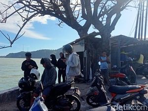 Gaya Santai Warga Gorontalo Tunggu Tsunami Dampak Gempa Rusia di Pantai Gaya Santai Warga Gorontalo Tunggu Tsunami Dampak Gempa Rusia di Pantai