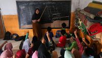 Semangat Belajar Siswa Madrasah di Pandeglang Meski Fasilitas Terbatas