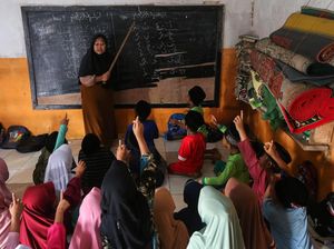 Semangat Belajar Siswa Madrasah di Pandeglang Meski Fasilitas Terbatas Semangat Belajar Siswa Madrasah di Pandeglang Meski Fasilitas Terbatas