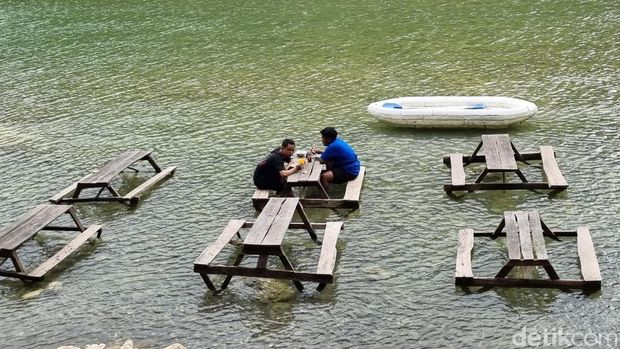 Suasana makan soto keceh di Sungai Oya, Bantul, Rabu (30/7/2025). Suasana makan soto keceh di Sungai Oya, Bantul, Rabu (30/7/2025).