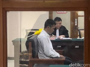 Kuli Asal Gresik Jual Istri Threesome di Mojokerto Divonis 7 Tahun Bui Kuli Asal Gresik Jual Istri Threesome di Mojokerto Divonis 7 Tahun Bui
