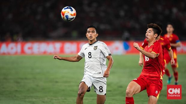Rayhan Hannan berupaya mengejar bola dalam laga final Piala AFF U-23 di SUGBK, Selasa (29/7) malam.
