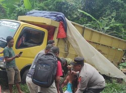 Truk Pengangkut Beras di Pandeglang Terguling, Kernet Tewas Terjepit