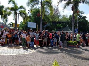 Nasib Ratusan Turis Asing Imbas Kapal Cepat Lombok-Bali Setop Sementara Nasib Ratusan Turis Asing Imbas Kapal Cepat Lombok-Bali Setop Sementara