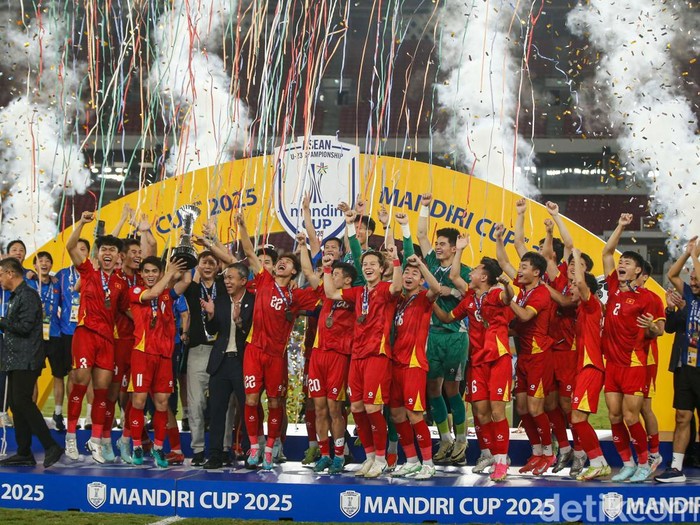 Vietnam keluar sebagai juara AFF U-23 Championship 2025 usai mengalahkan Indonesia di Stadion Utama Gelora Bung Karno, Jakarta, Selasa (29/7/2025). Kemenangan ini semakin menegaskan dominasi Vietnam di kawasan Asia Tenggara untuk kelompok usia muda.