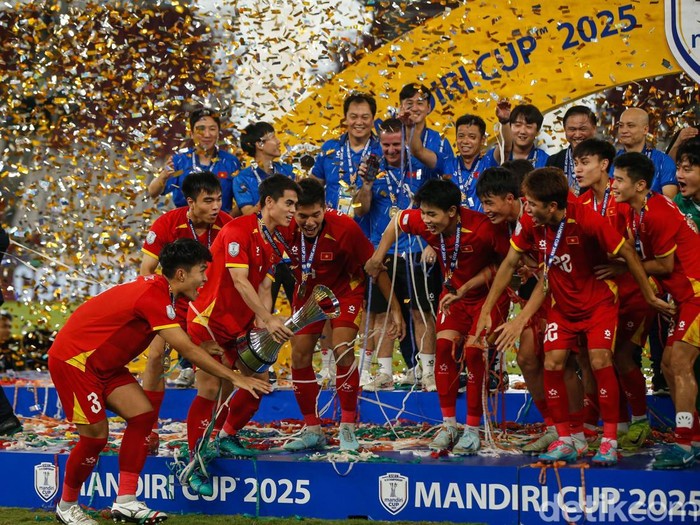 Vietnam keluar sebagai juara AFF U-23 Championship 2025 usai mengalahkan Indonesia di Stadion Utama Gelora Bung Karno, Jakarta, Selasa (29/7/2025). Kemenangan ini semakin menegaskan dominasi Vietnam di kawasan Asia Tenggara untuk kelompok usia muda.