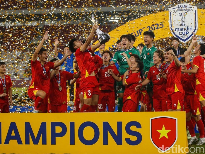 Vietnam keluar sebagai juara AFF U-23 Championship 2025 usai mengalahkan Indonesia di Stadion Utama Gelora Bung Karno, Jakarta, Selasa (29/7/2025). Kemenangan ini semakin menegaskan dominasi Vietnam di kawasan Asia Tenggara untuk kelompok usia muda.
