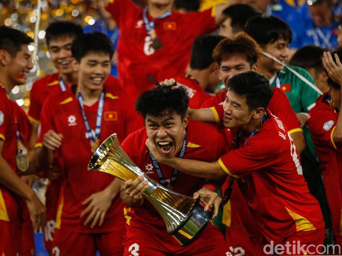 Vietnam keluar sebagai juara AFF U-23 Championship 2025 usai mengalahkan Indonesia di Stadion Utama Gelora Bung Karno, Jakarta, Selasa (29/7/2025). Kemenangan ini semakin menegaskan dominasi Vietnam di kawasan Asia Tenggara untuk kelompok usia muda.
