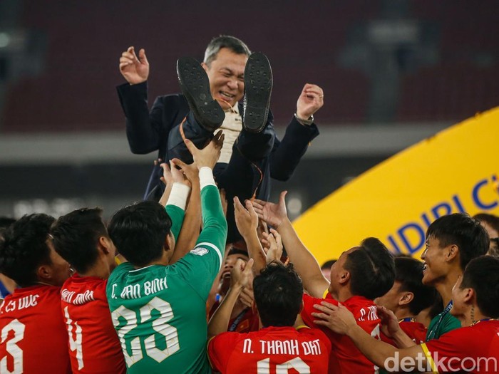 Vietnam keluar sebagai juara AFF U-23 Championship 2025 usai mengalahkan Indonesia di Stadion Utama Gelora Bung Karno, Jakarta, Selasa (29/7/2025). Kemenangan ini semakin menegaskan dominasi Vietnam di kawasan Asia Tenggara untuk kelompok usia muda.