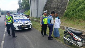 Viral Pemotor Bersarung Masuk Tol Semarang-Solo, Ngaku Tak Tahu
