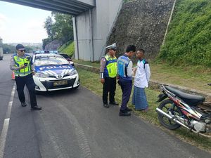 Pemotor Bersarung Masuk Tol di Semarang, Begini Pengakuannya Pemotor Bersarung Masuk Tol di Semarang, Begini Pengakuannya