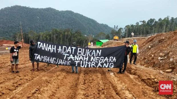 Warga adat Maba Sangaji di Halmahera Timur protes di area tambang nikel buntut air sungai tercemar hingga perkebunan warga diterjang banjir.
