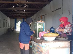 Emak-emak Klaten Ini Buka Warung di Makam, Auto Tutup Jika Ada yang Meninggal Emak-emak Klaten Ini Buka Warung di Makam, Auto Tutup Jika Ada yang Meninggal
