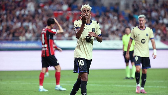 SEOUL, SOUTH KOREA - JULY 31: Lamine Yamal of FC Barcelona celebrates after score teams third goal during the preseason friendly between FC Seoul and FC Barcelona at Seoul World Cup Stadium on July 31, 2025 in Seoul, South Korea.  (Photo by Chung Sung-Jun/Getty Images)