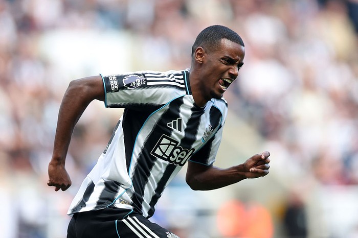 NEWCASTLE UPON TYNE, ENGLAND - MAY 25: Alexander Isak of Newcastle United chases the ball during the Premier League match between Newcastle United FC and Everton FC at St James Park on May 25, 2025 in Newcastle upon Tyne, England. (Photo by George Wood/Getty Images)