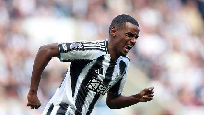 NEWCASTLE UPON TYNE, ENGLAND - MAY 25: Alexander Isak of Newcastle United chases the ball during the Premier League match between Newcastle United FC and Everton FC at St James Park on May 25, 2025 in Newcastle upon Tyne, England. (Photo by George Wood/Getty Images)