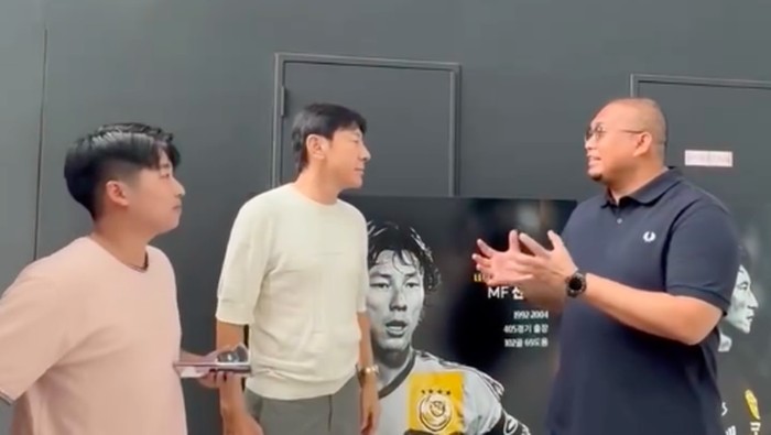 Anggota DPR RI Andre Rosiade bertemu Shin Tae-Yong (STY) di Korsel. Salah satu yang dibahas, Andre klarifikasi isu Arhan Pratama merupakan pemain titipan. (dok Andre Rosiade)