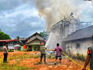 Asrama Terbakar, Santri Al-Kahfi Sukabumi Mengungsi ke Masjid
