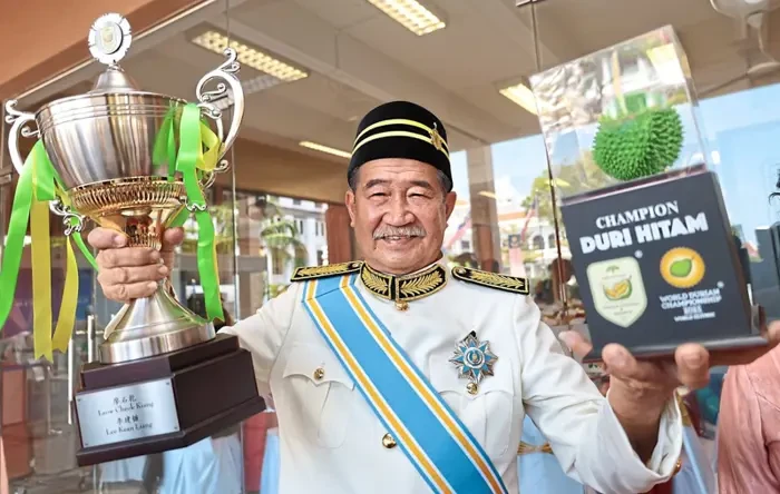 Petani durian asal Pulau Pinang, Malaysia berjulukan Leow Cheok Kiang menemukan salah satu penghargaan tertinggi di negerinya sehabis puluhan tahun menanam dan membuatkan durian jenis Black Thorn atau Or Chee.