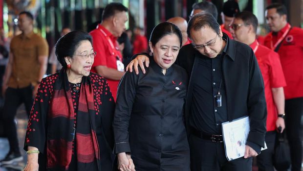 Ketua Umum DPP PDI Perjuangan (PDIP) Megawati Soekarnoputri (kiri) bersama Ketua DPP PDIP Puan Maharani (tengah) dan Ketua DPP PDIP Bidang Ekonomi Kreatif, M. Prananda Prabowo (kanan) berjalan  memasuki lokasi acara Bimbingan Teknis (Bimtek) bagi anggota DPR, DPRD Provinsi dan Kabupaten/Kota Fraksi PDI Perjuangan (PDIP) periode 2024-2029 di The Meru, Bali Beach Convention Center, Denpasar, Bali, Rabu (30/7/2025). Bimtek yang diikuti sekitar 3.200 peserta tersebut menjadi ajang pembekalan sekaligus konsolidasi internal terbesar PDIP untuk memperkuat soliditas partai. ANTARA FOTO/Monang Sinaga