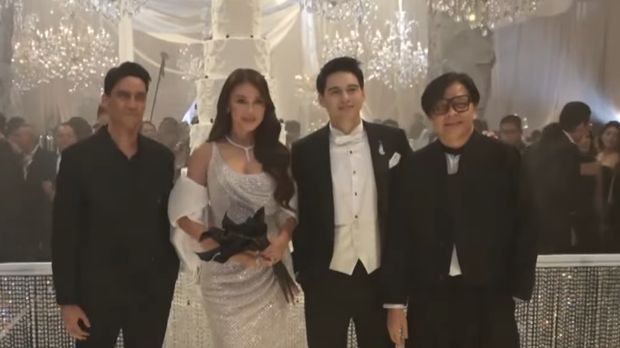 Bunga Hitam Lili Resepsi Luna Maya