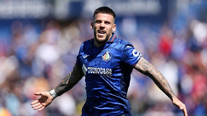 GETAFE, SPAIN - MARCH 30: Carles Perez of Getafe CF celebrates scoring his teams first goal during the LaLiga match between Getafe CF and Villarreal CF at Coliseum Alfonso Perez on March 30, 2025 in Getafe, Spain. (Photo by Flor Tan Jun/Getty Images)