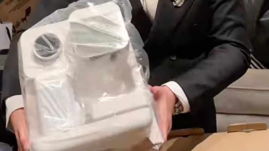 Ini Mesin Kopi Suvenir Resepsi Luna Maya dan Maxime Bouttier Ini Mesin Kopi Suvenir Resepsi Luna Maya dan Maxime Bouttier